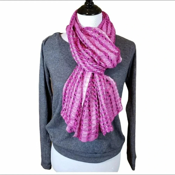 Fushia scarf/wrap - Picture 4 of 5